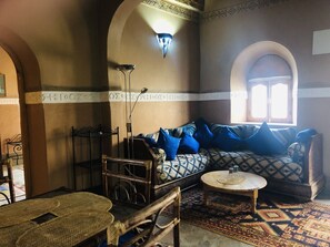Traditional Apartment, 2 Bedrooms | Living area