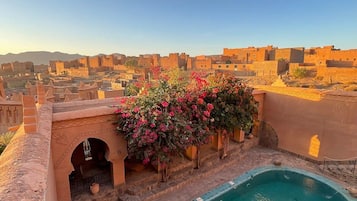 Una piscina techada, sillones reclinables de piscina