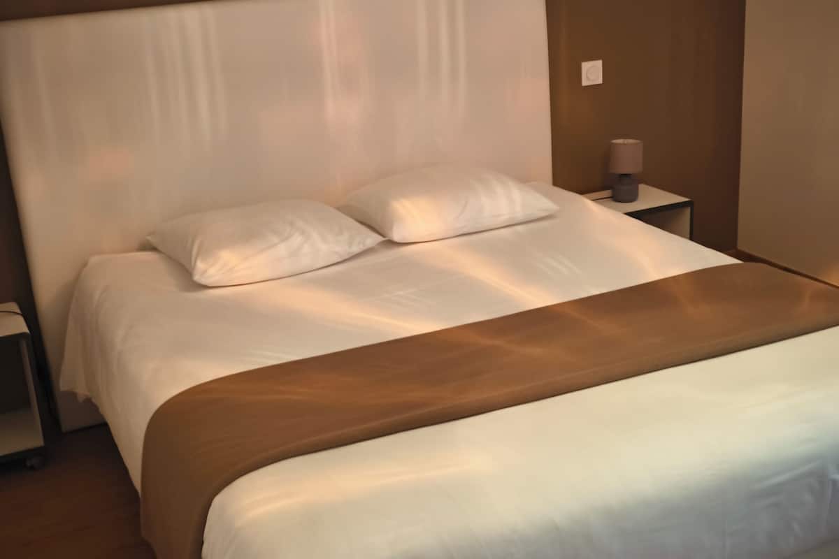 1 soveværelse, premium-sengetøj, senge med madrasser af memory foam