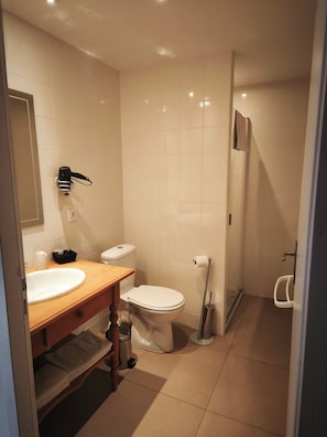 Comfort Triple Room | Bathroom | Shower, rainfall showerhead, free toiletries, hair dryer