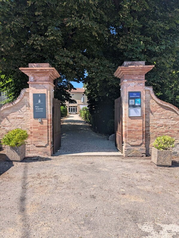 Entrada de la propiedad