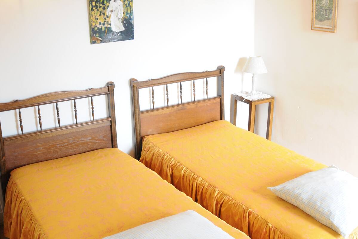 Chambre Triple (Jaune)