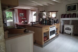 Studio, Balcony | Dapur berkongsi | Pembancuh kopi/teh, cerek elektrik, kerusi tinggi