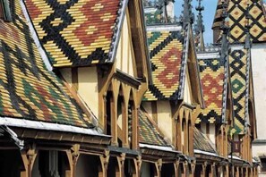 Una hilera de edificios con tejados puntiagudos y elaborados diseños de ladrillo.