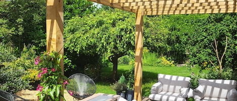 Family Room, Garden View | Terrace/patio