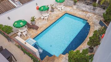 Außenpool, Liegestühle