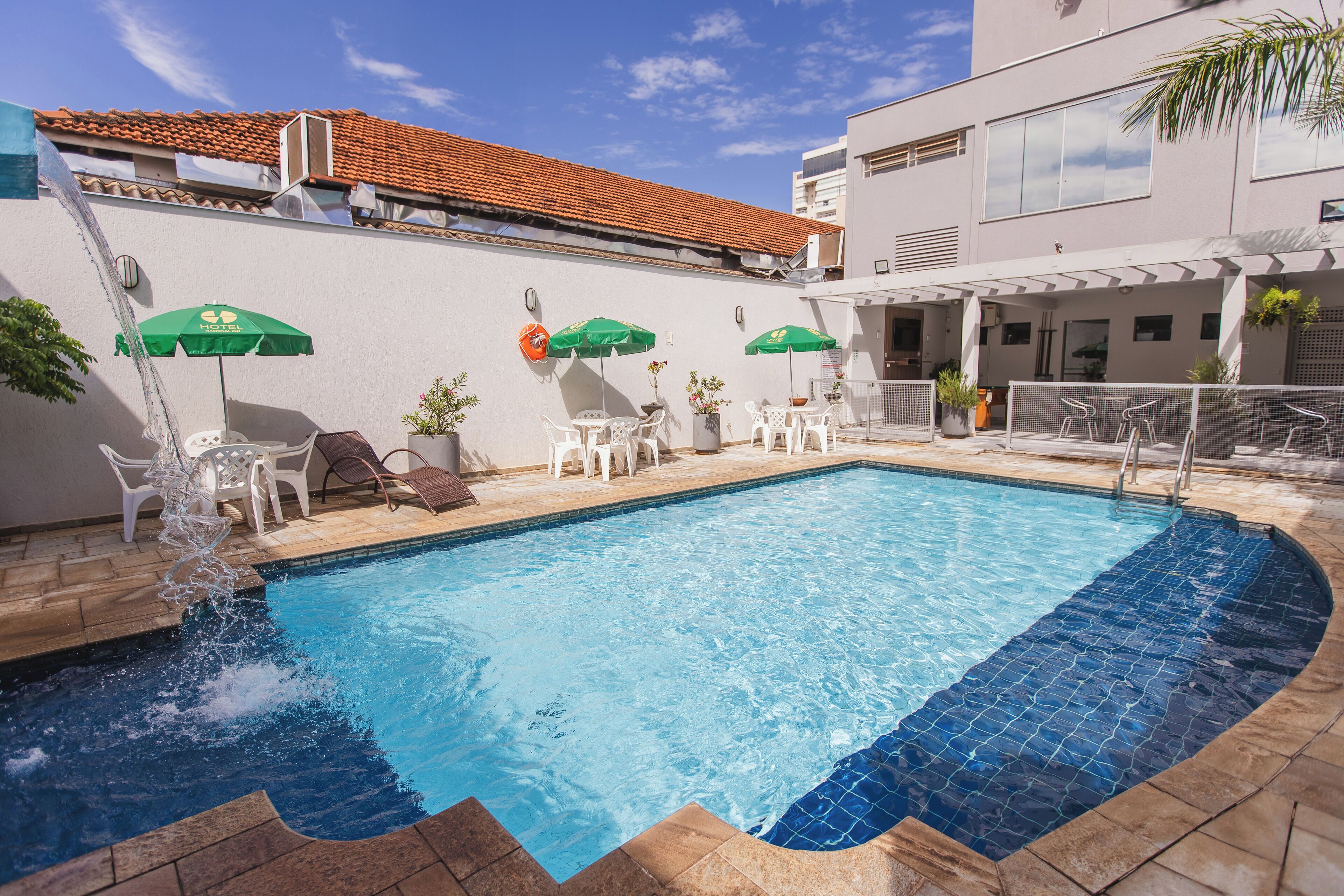 Kolam renang outdoor, dengan kursi berjemur