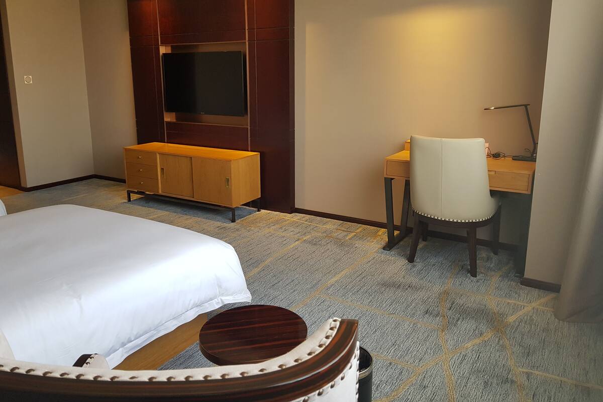 Suite Deluxe | Minibar, coffre-fort, bureau, rideaux d’obscurcissement