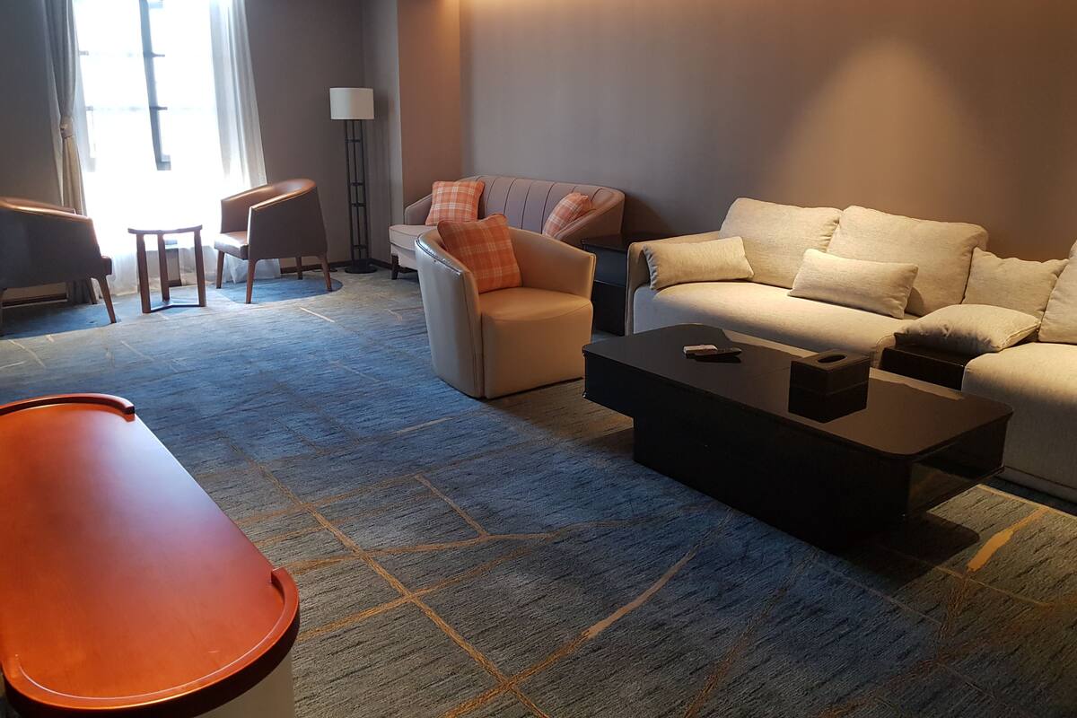 Suite Junior | Minibar, coffre-fort, bureau, rideaux d’obscurcissement