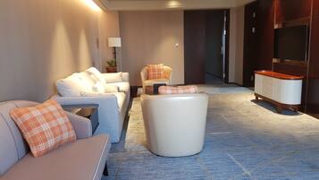 Suite junior | Minibar, caja de seguridad en la habitación y escritorio