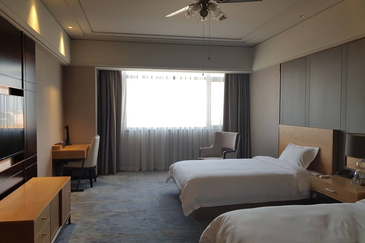 Chambre Standard avec lits jumeaux | Minibar, coffre-fort, bureau, rideaux d’obscurcissement