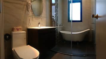 Quarto casal luxo, 1 cama Queen, para não fumantes | Banheiro | Produtos de toalete grátis, secador de cabelo, chinelos