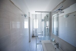 Chambre double, vue sur la piscine | Salle de bain | Douche, séchoir à cheveux, pantoufles, bidet