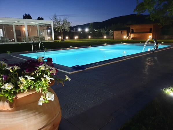 حمّام سباحة خارجي موسمي