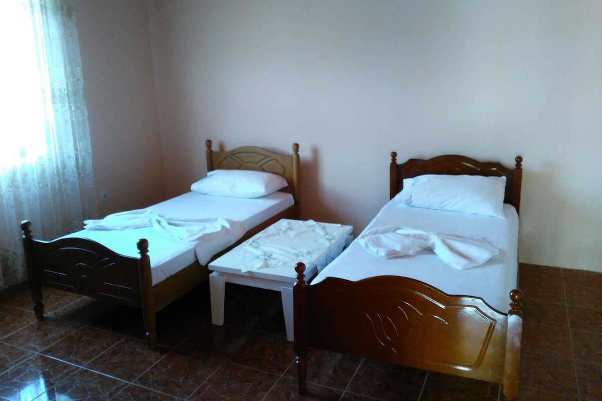 Habitación familiar con 2 camas individuales, varias camas, para fumadores, vista a la ciudad | 3 habitaciones, sábanas italianas Frette y ropa de cama de alta calidad