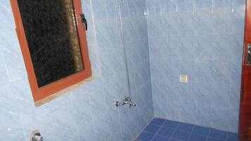 Chambre Familiale avec lits jumeaux, plusieurs lits, fumeurs, vue ville | Salle de bain | Peignoirs, bidet