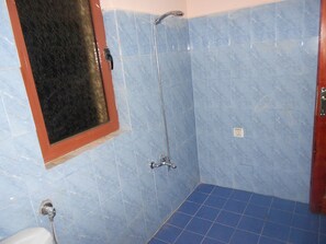 Habitación familiar con 2 camas individuales, varias camas, para fumadores, vista a la ciudad | Baño | Batas y bidet 