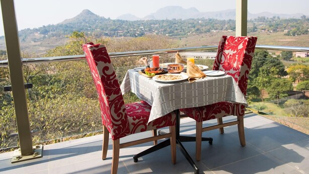 Una mesa de comedor con vistas a un paisaje montañoso.