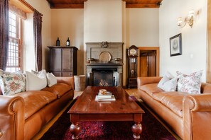 Nhà Grand, 4 phòng ngủ, quang cảnh núi | Khu phòng khách | TV màn hình phẳng, Netflix, dịch vụ stream