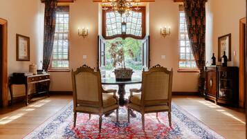 Grand House, 4 Bedrooms, Mountain View | Living area