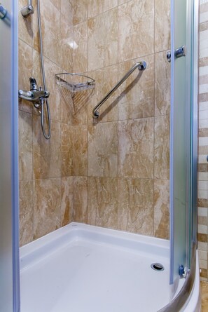 Appartement, 2 chambres | Douche de la salle de bain