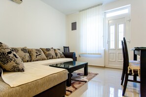 Departamento, 2 habitaciones | Sala de estar | Televisión de pantalla plana