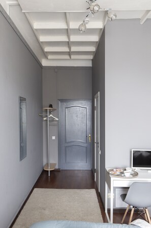 Habitación doble urbana | Ropa de cama hipoalergénica y caja de seguridad en la habitación