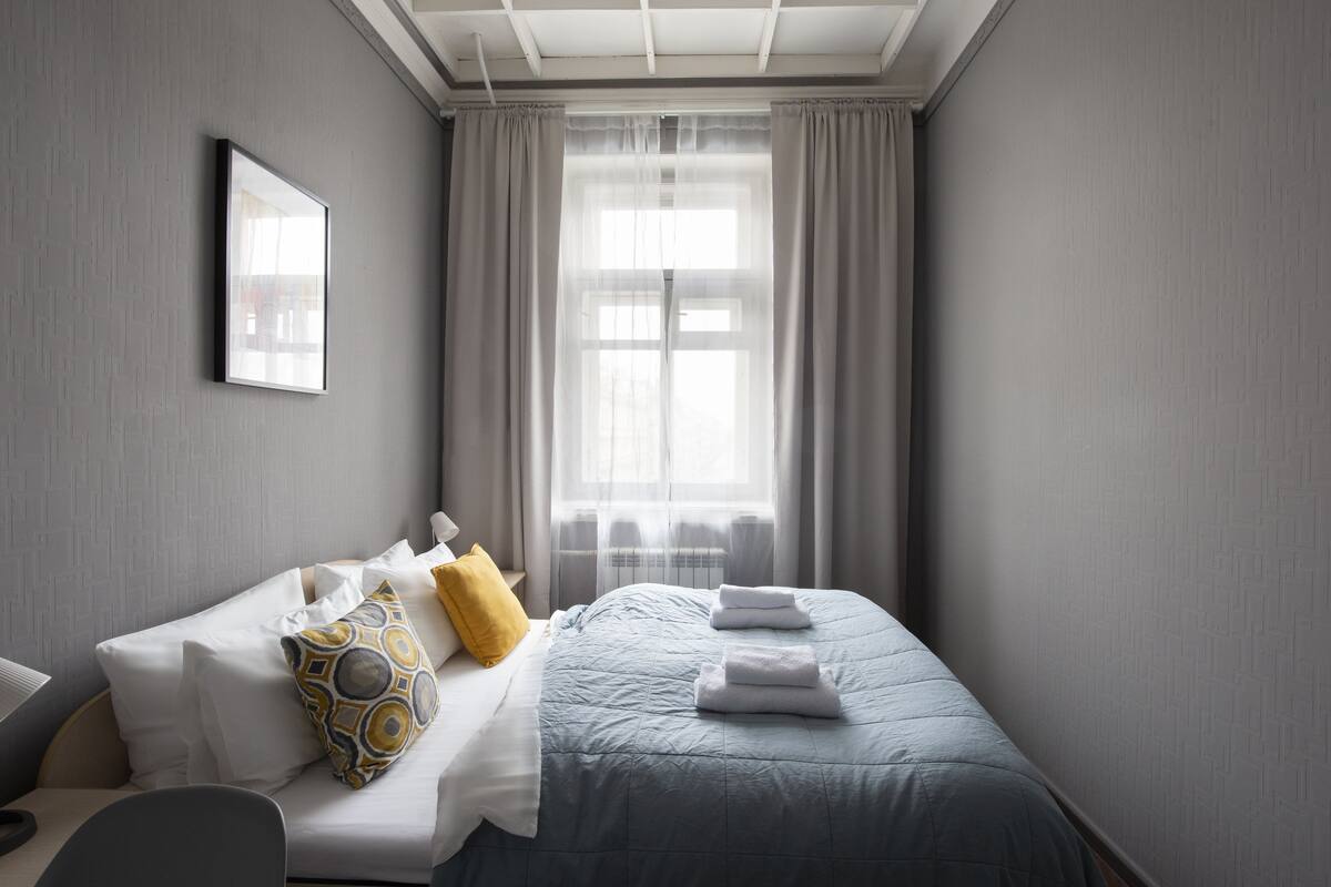Habitación City doble | Ropa de cama hipoalergénica, caja fuerte, escritorio y cortinas opacas