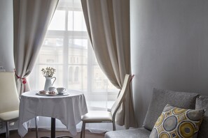 Habitación familiar | Ropa de cama hipoalergénica y caja de seguridad en la habitación