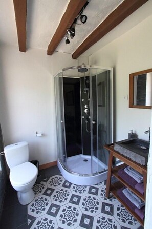 Double Room (Coquette, 2nd floor) | Bathroom | Shower, towels