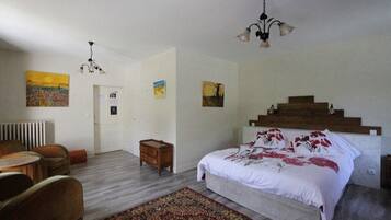 Individually decorated, individually furnished, desk