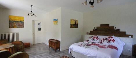 Habitación doble Deluxe, tina (Spacieuse) | Decoración personalizada, muebles diferentes y escritorio