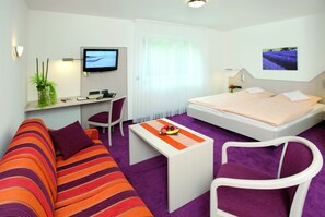 Hypo-allergenic bedding, minibar, desk, soundproofing