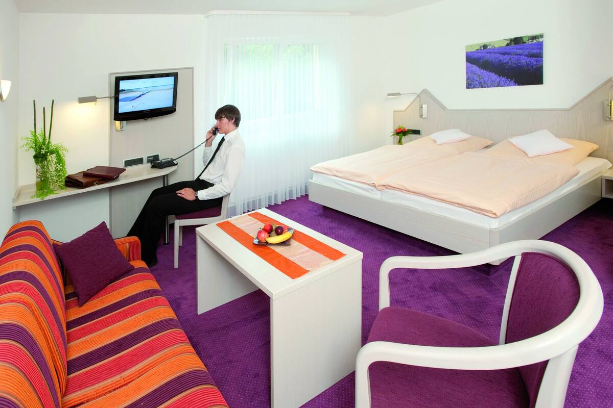 Ropa de cama hipoalergénica, minibar, escritorio