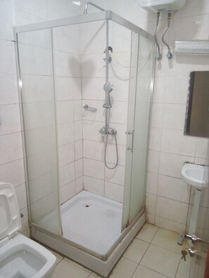 Phòng Tiêu chuẩn | Phòng tắm | Buồng tắm vòi sen, đồ dùng nhà tắm miễn phí, khăn tắm 