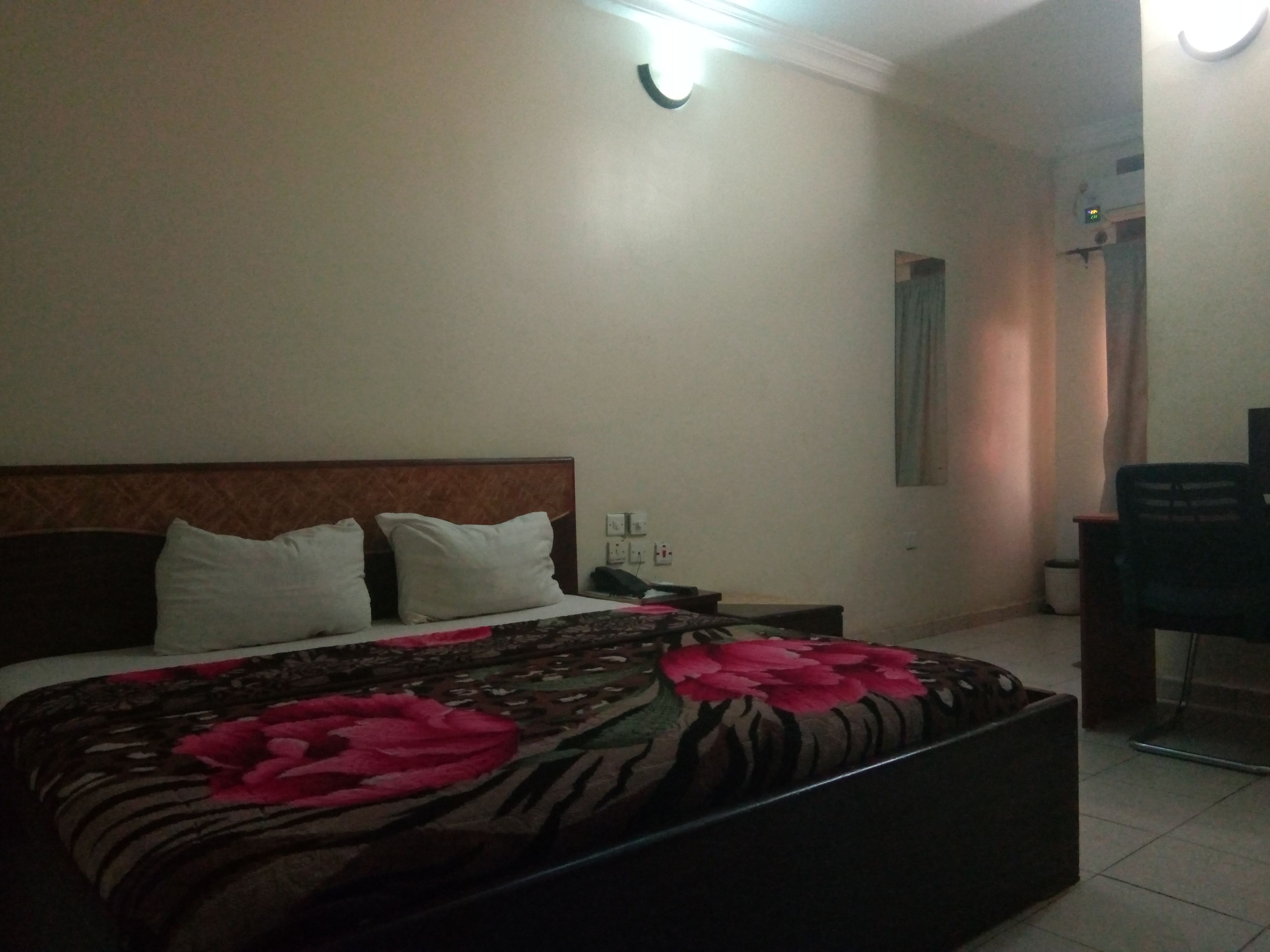 スタンダード ルーム | デスク、ベッドシーツ