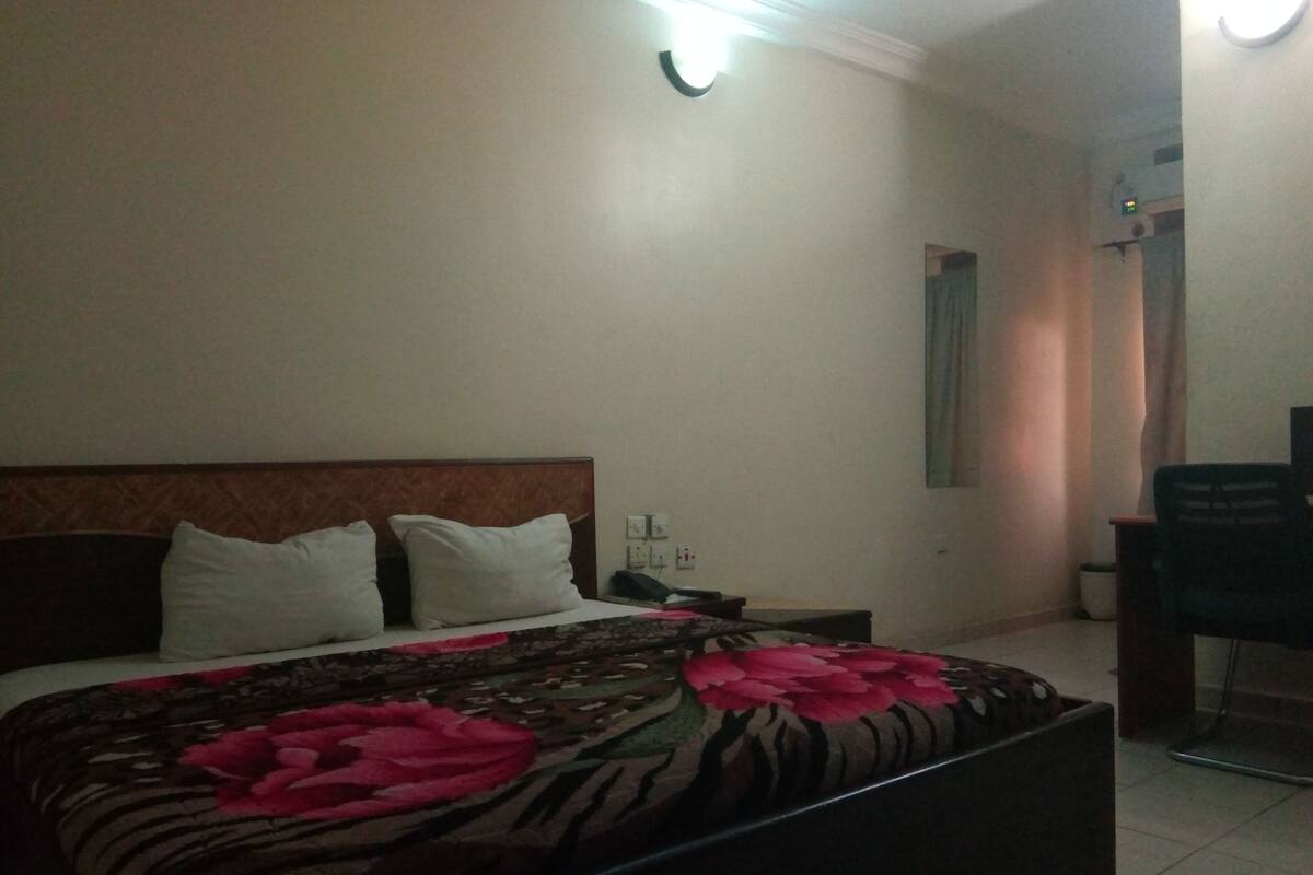 Phòng Tiêu chuẩn | Bàn, bộ trải giường