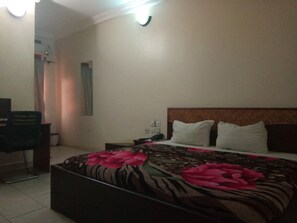 Phòng Tiêu chuẩn | Bàn, bộ trải giường 