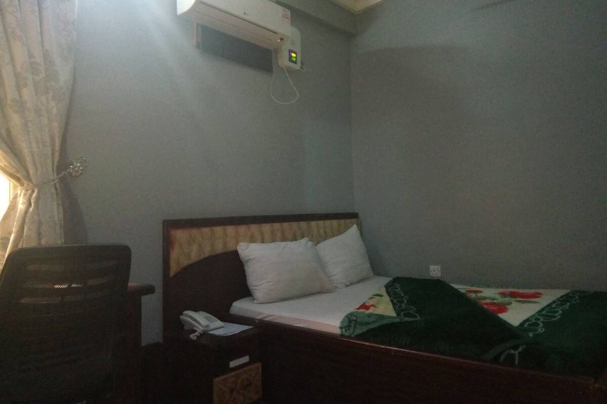 Phòng cơ bản | Bàn, bộ trải giường