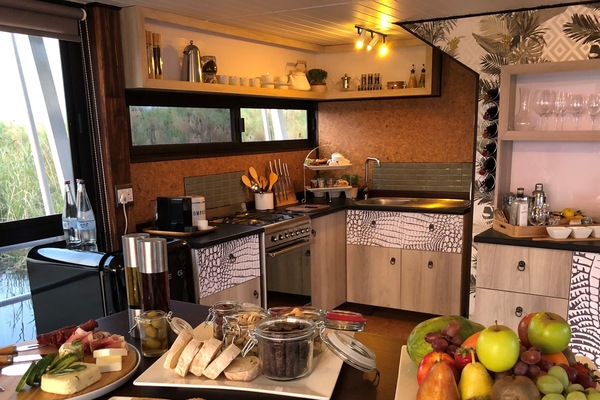 Exclusive Double Room, 1 Katil Kelamin (Double), Non Smoking | Dapur peribadi | Peti sejuk, ketuhar gelombang mikro, ketuhar, dapur