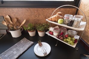 Free daily English breakfast 