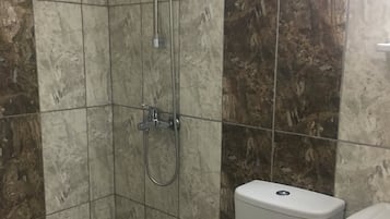 Regadera, amenidades de baño gratuitas, secadora de cabello