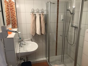 Huone, 2 makuuhuonetta (Ferienwohnung 1) | Kylpyhuone | Suihku, hiustenkuivaaja, pyyhkeet