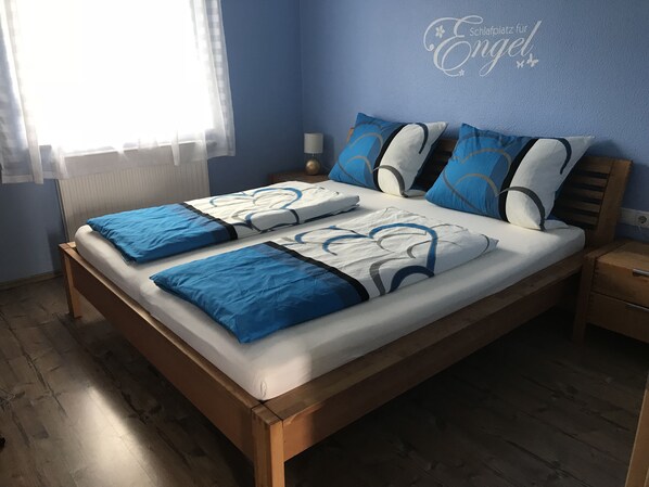 غرفة - غرفتا نوم (Ferienwohnung 2) | ملاءات للفراش لا تسبب الحساسية وواي فاي مجانًا وملاءات أسرّة