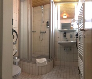 Douche, séchoir à cheveux, serviettes fournies