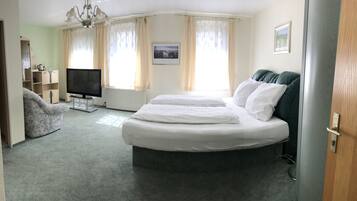 Desk, soundproofing, free WiFi, bed sheets