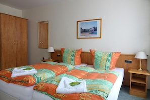 Desk, soundproofing, free WiFi, bed sheets - Hotel Zur Sonne (Falkenstein/Vogtl.)