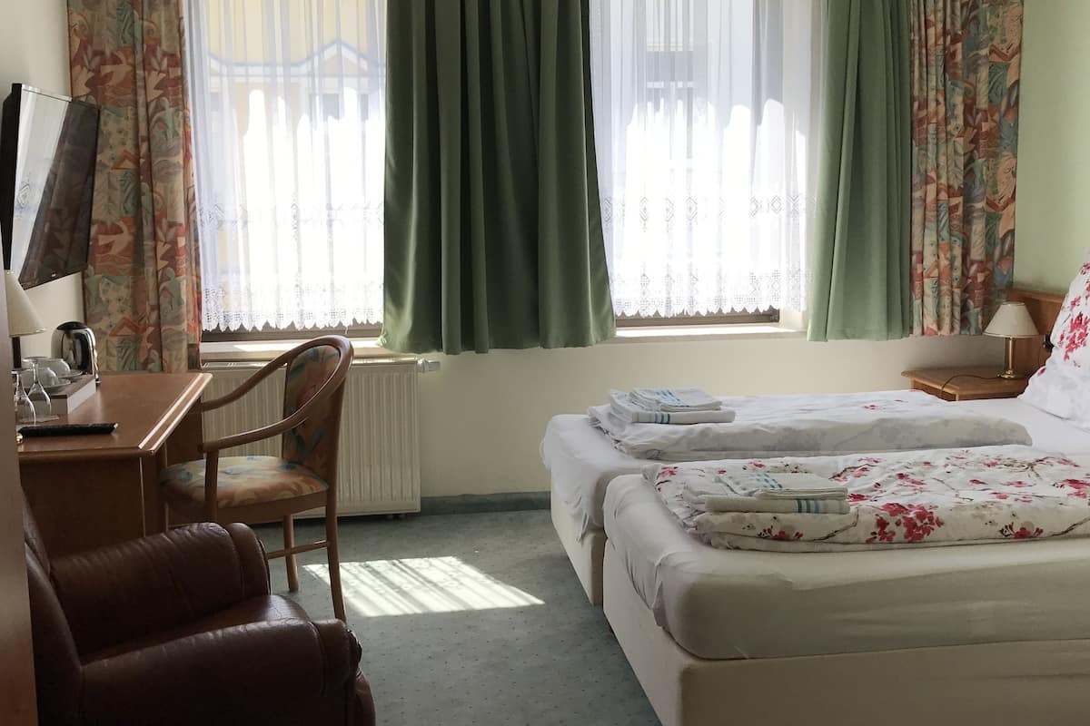 Een bureau, geluiddichte muren, gratis wifi, beddengoed