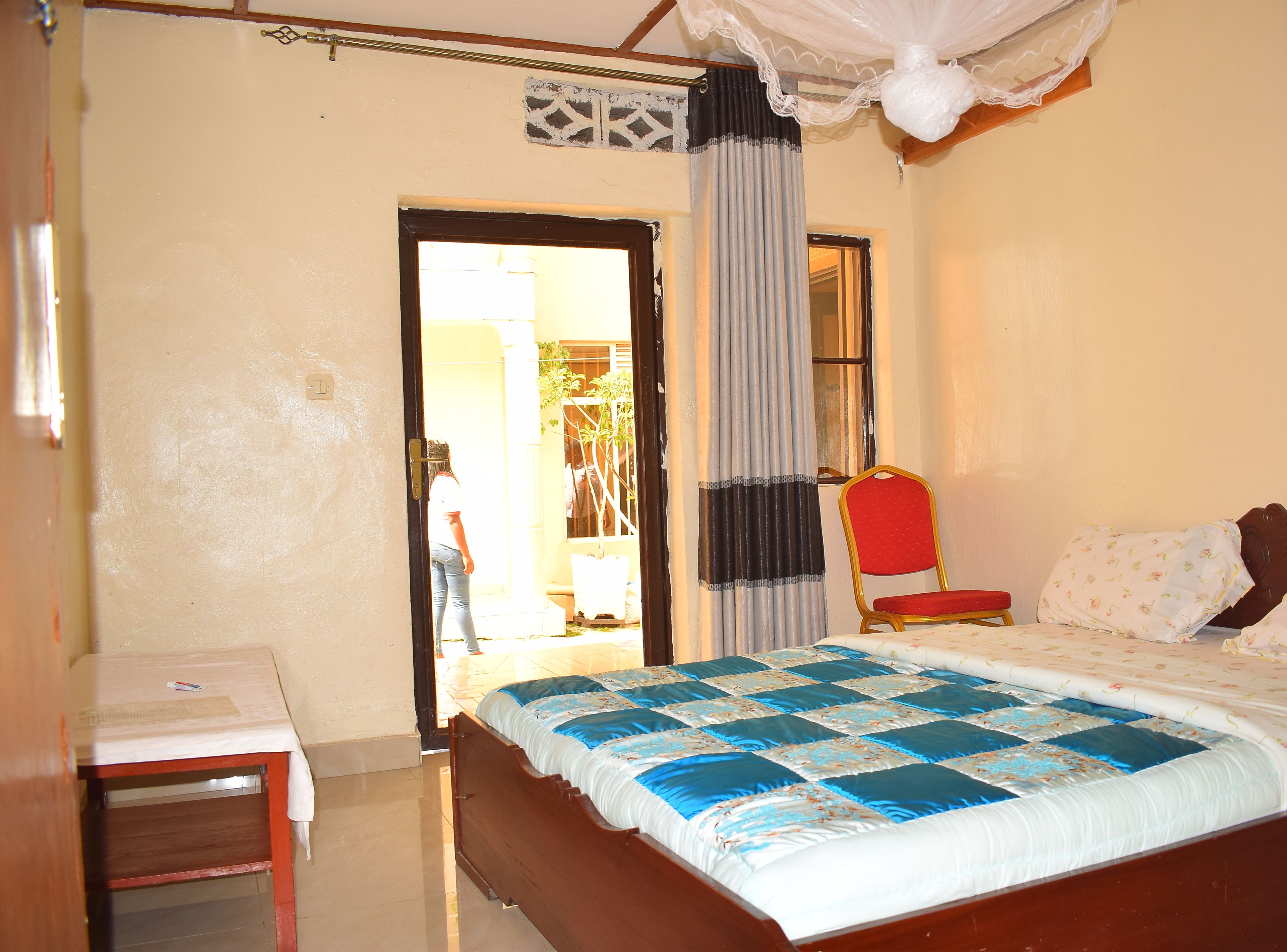 Két bảo mật tại phòng, trang trí khác biệt, bàn, màn/rèm cản sáng 