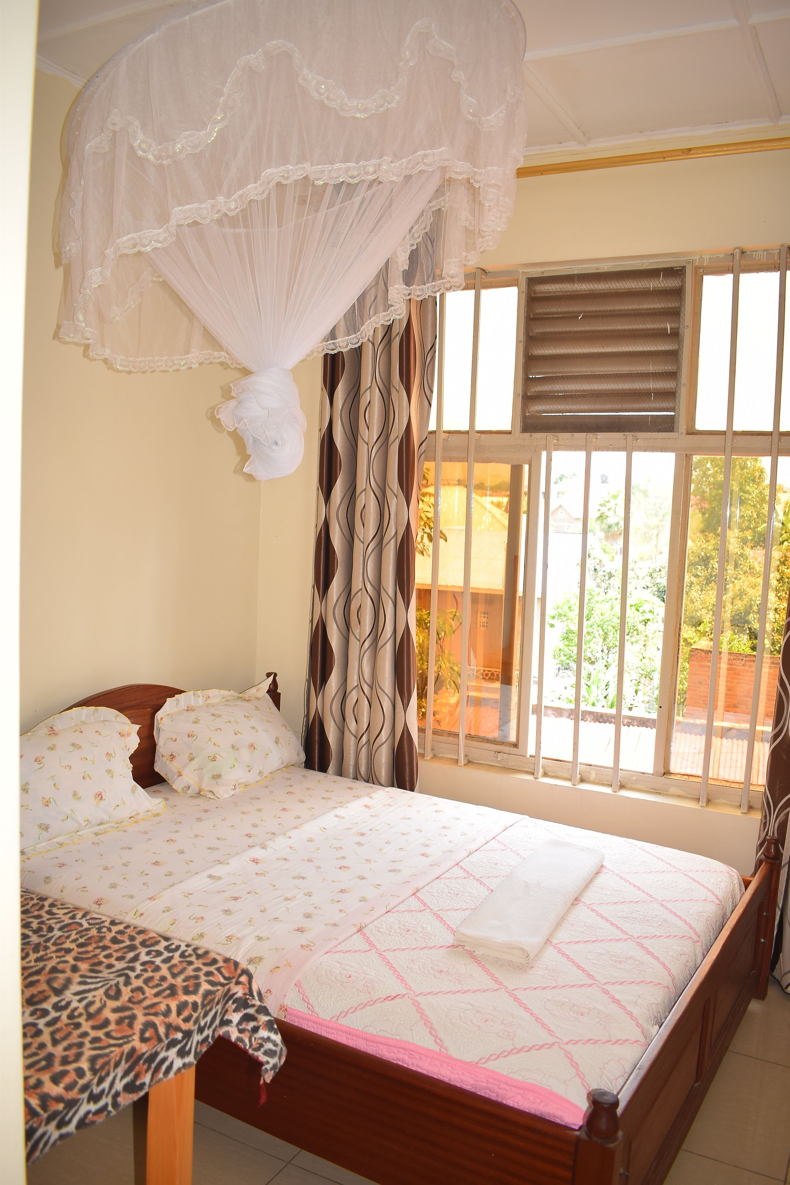 Phòng đơn cơ bản | Két bảo mật tại phòng, trang trí khác biệt, bàn, màn/rèm cản sáng 